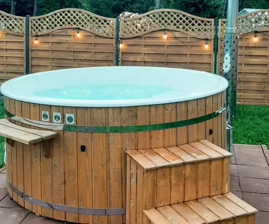 Gorąca balia z jacuzzi i hydromasażem