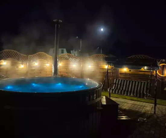 Gorąca balia z jacuzzi i hydromasażem