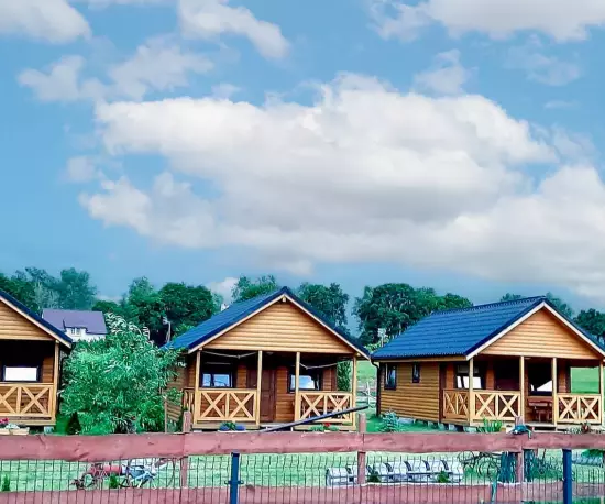 Ponoroma z domkami w tle