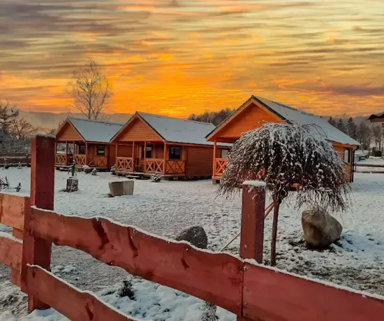 Domki w Łupawie w zimowej scenerii